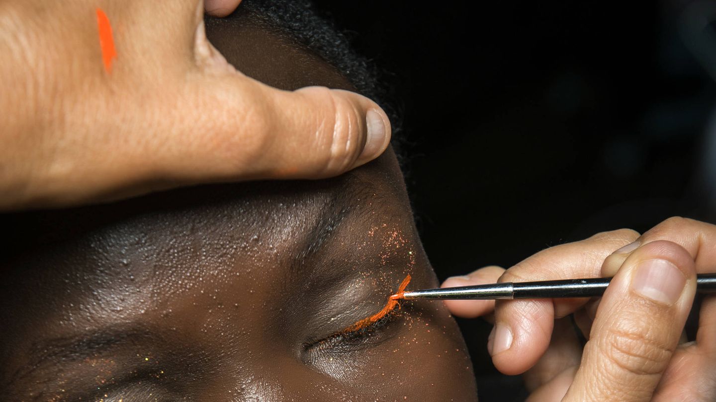 Tanto el eyeliner en gel como los lápices de ojos son excelentes herramientas para conseguir un delineado neón. (Imaxtree)