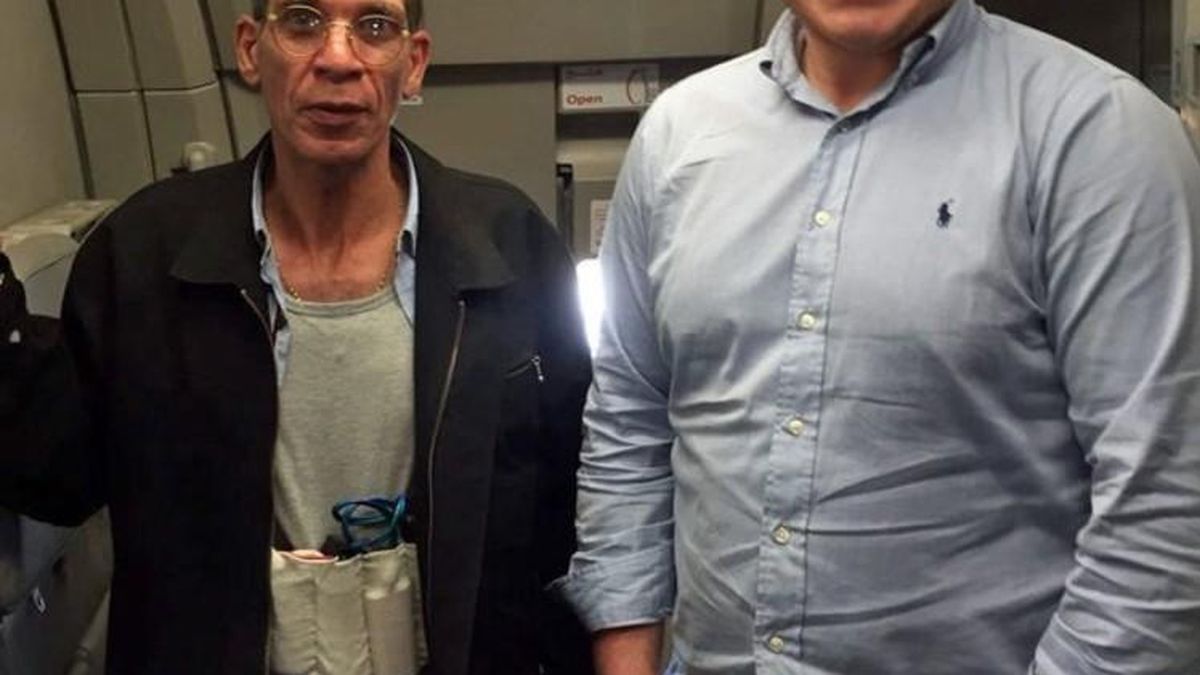 Un rehén se hace una foto con el secuestrador del avión de EgyptAir