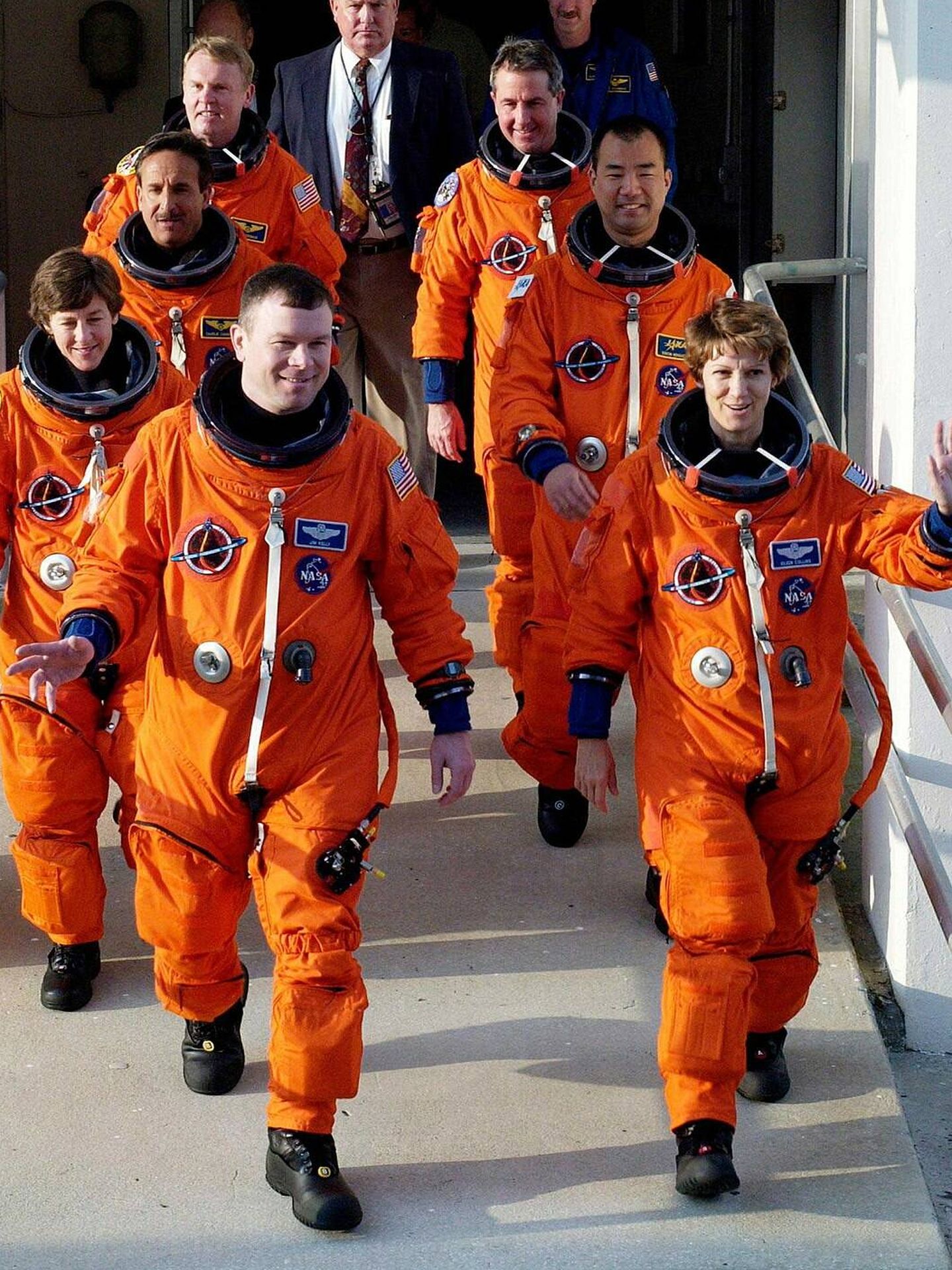 Jim Kelly e Eileen Collins en primer plano dirigiéndose a la misión STS-114. Hubieran estado a cargo de la peligrosa misión de rescate al Columbia. (NASA)