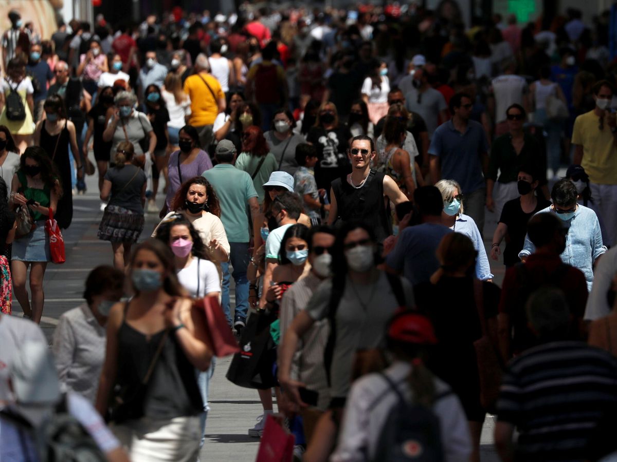 Foto: Numerosas personas pasean por la calle en Madrid. (Reuters)