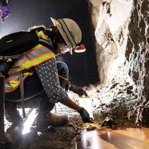 Foto: Una investigadora recoge muestras de la cueva (SURF/Stephen Kenny)