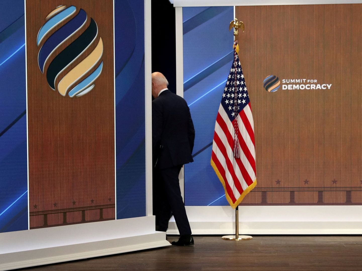 Joe Biden, tras su intervención en la Cumbre para la Democracia. (Reuters/Jason Lee)