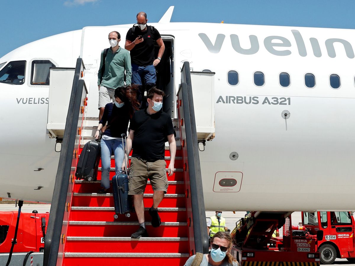 Foto: Pasajeros salen de un avión de Vueling en el aeropuerto de Palma de Mallorca, en una imagen de archivo. (Reuters/Albert Gea)