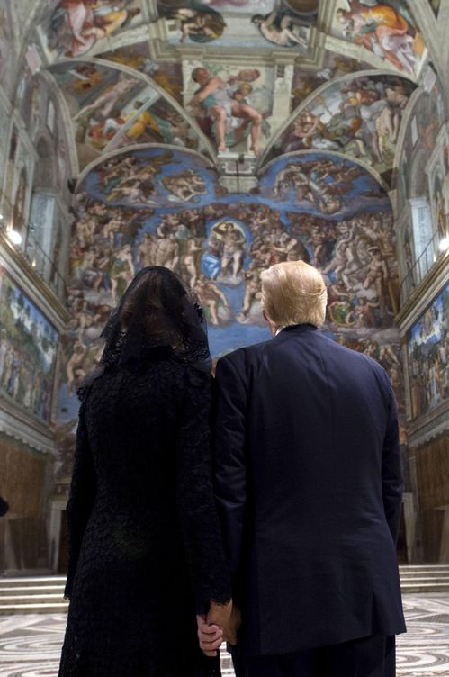 El presidente Trump y su esposa Melania observan los frescos de la Capilla Sixtina. (EFE)