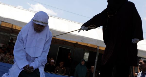 Foto: Una mujer es azotada en público acusada de adulterio en Indonesia. (EFE)