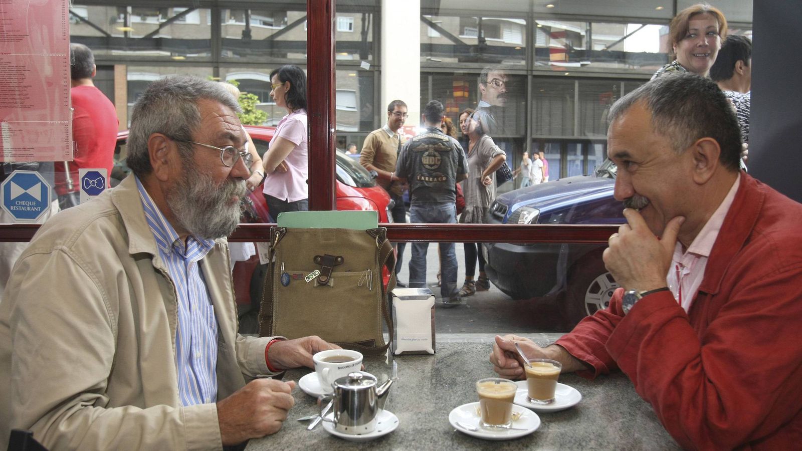 Foto: El secretario general de UGT, Cándido Méndez (i), se toma un café con su homólogo de Cataluña, José María Álvarez. (EFE)