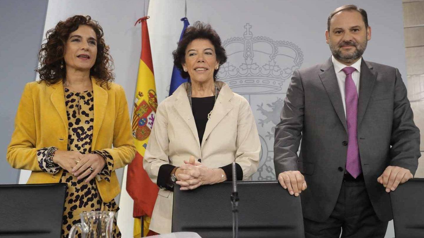 María Jesús Montero, Isbael Celaá y José Luis Ábalos tras anunciar el nuevo decreto. EFE