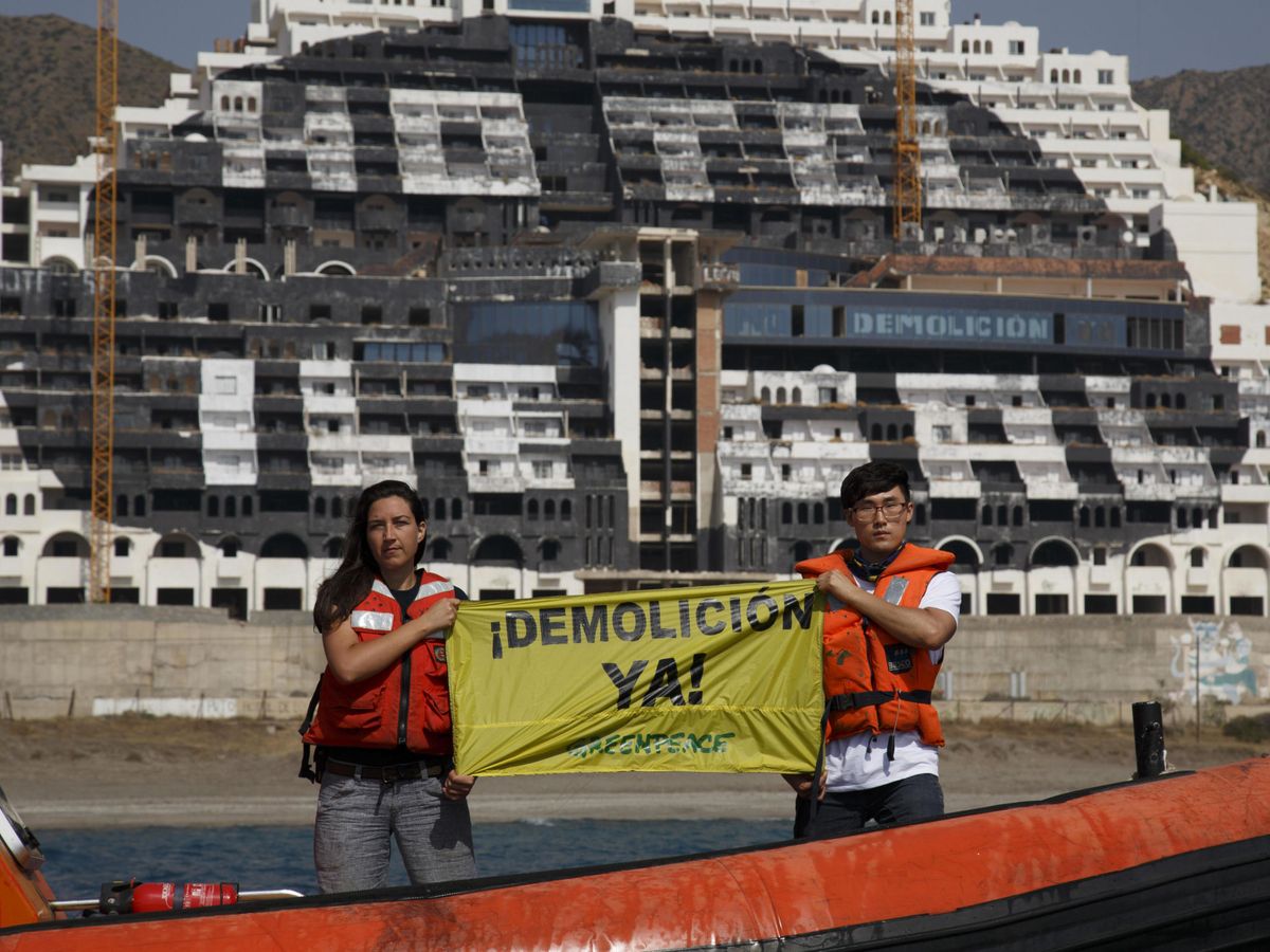 Foto: Activistas de Greenpeace, frente al hotel El Algarrobico. (EFE/Pablo Bazquez)