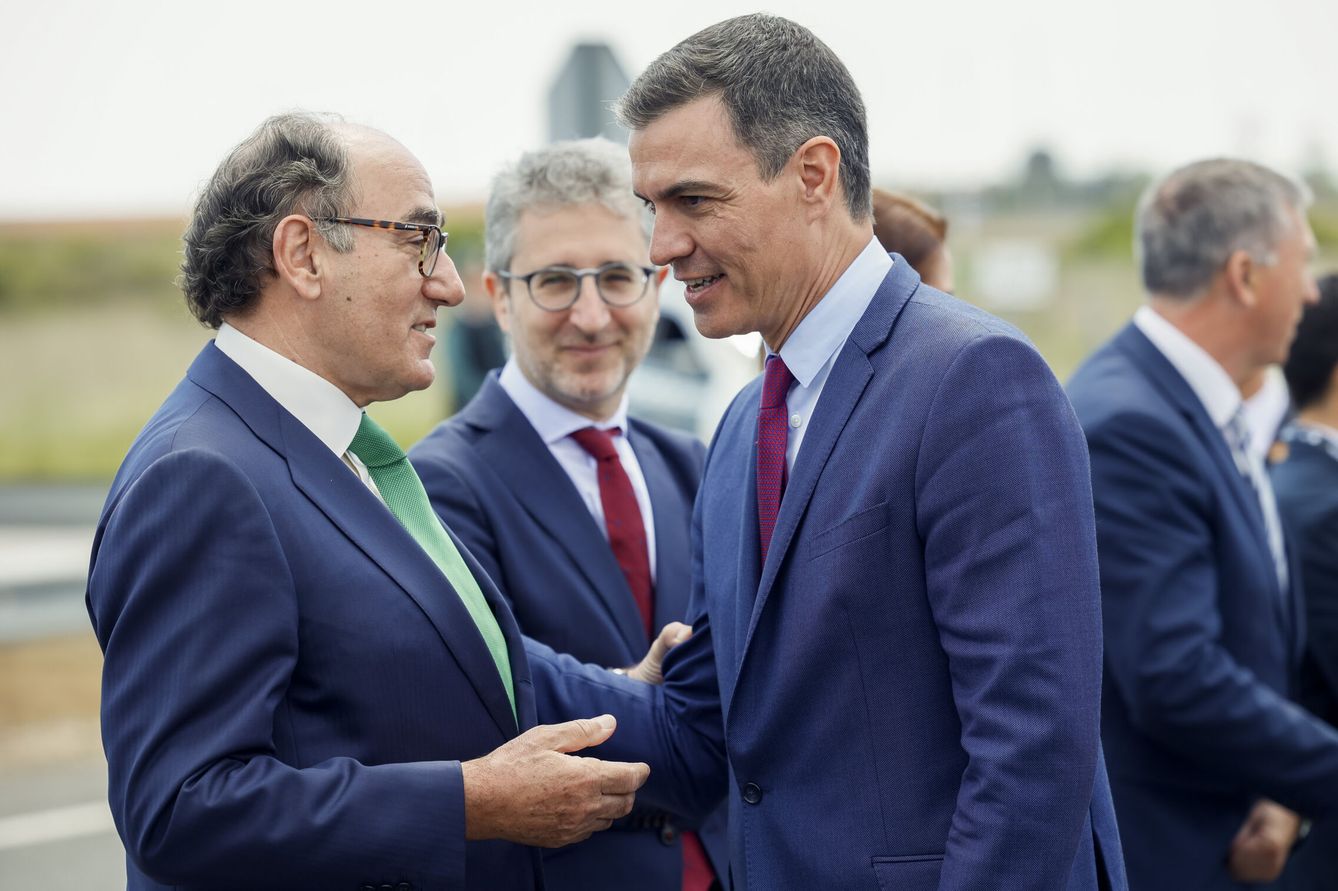 Pedro Sánchez conversa con el presidente de Iberdrola, Ignacio Galán (i). (EFE/Biel Aliño)