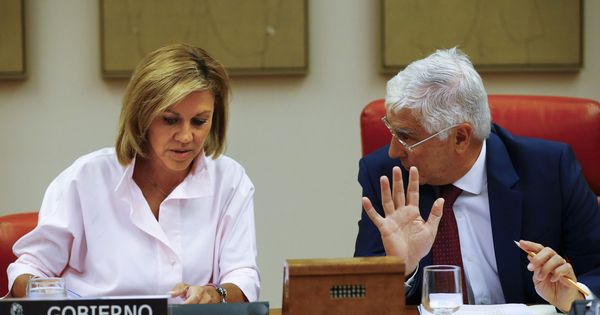 Foto: María Dolores de Cospedal, junto al presidente de la comisión de Defensa del Congreso, el socialista José María Barreda, este 30 de agosto. (EFE)