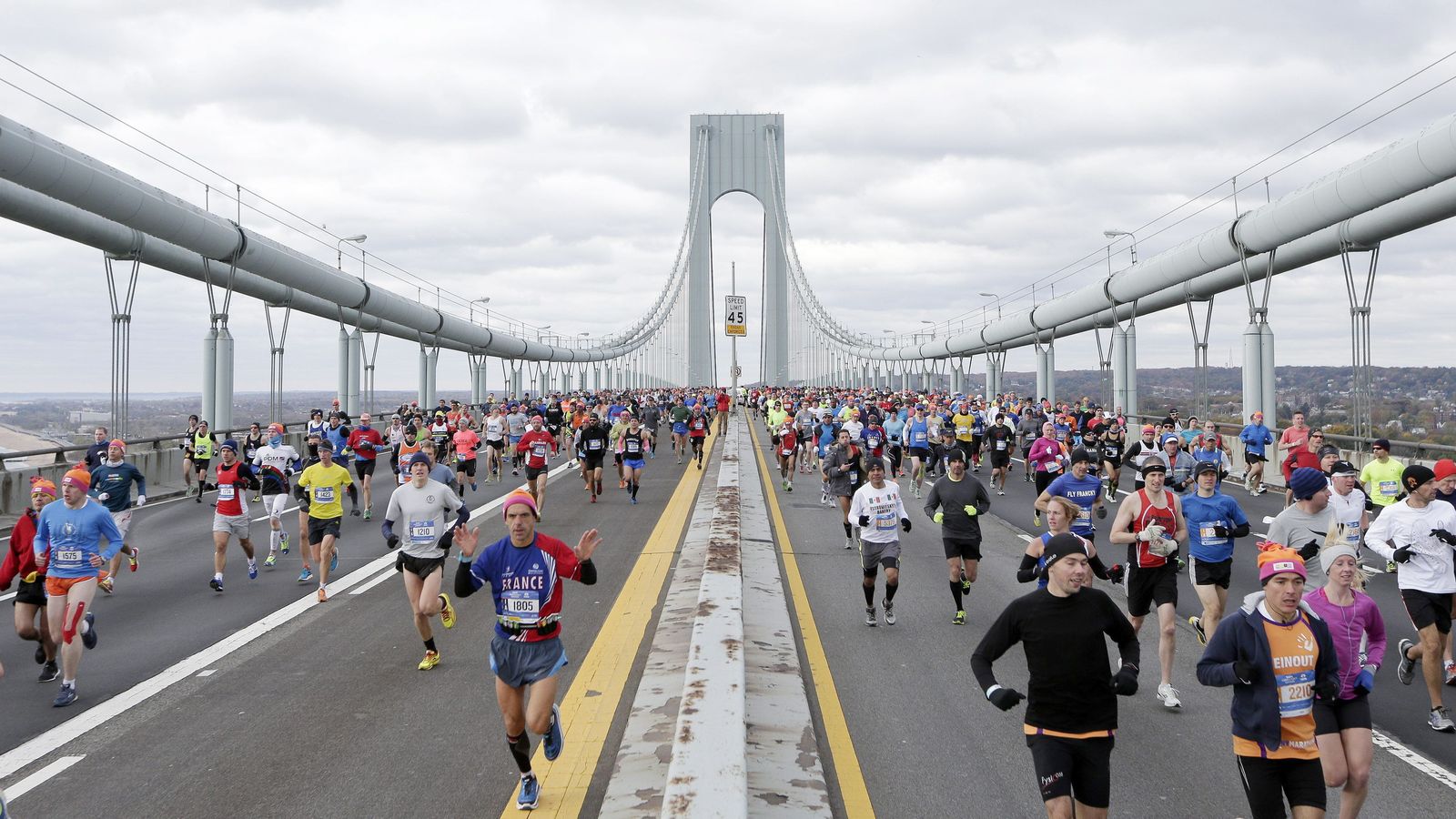 Foto: Imagen de los participantes de la maratón de Nueva York por el puente de Verrazano. (Efe)