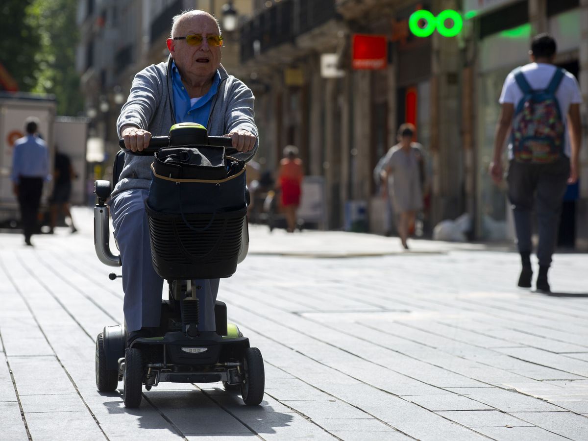 Foto: Un anciano se desplaza en su vehículo de movilidad personal. (EFE/David Aguilar)