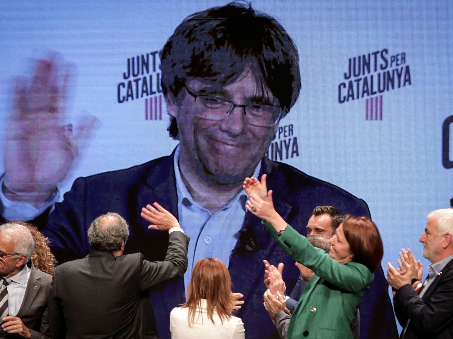 El presidente de la Generalitat, Quim Torra (3i) en un acto de campaña. (EFE)