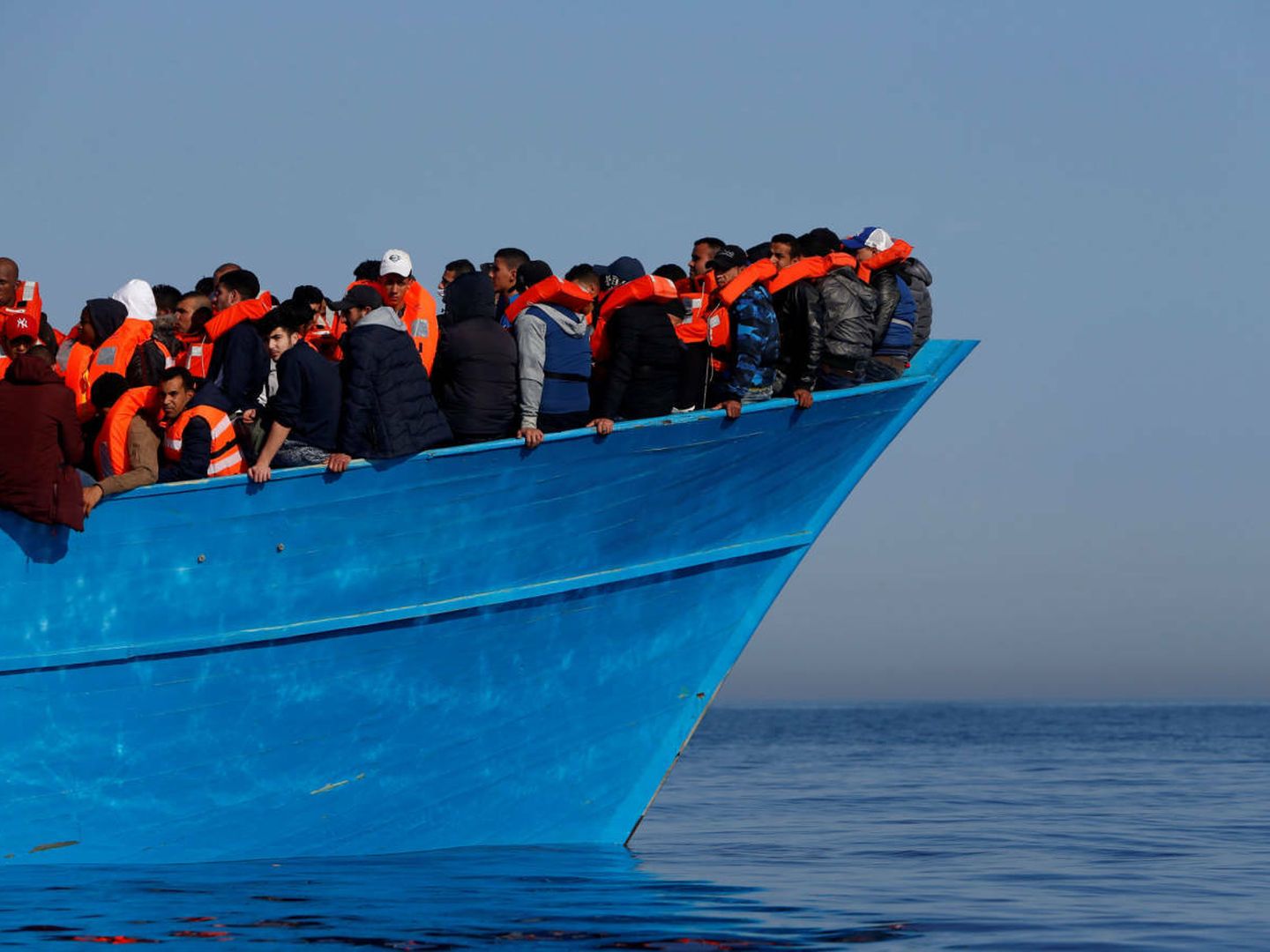 Inmigrantes esperando a ser rescatados en aguas internacionales, frente a Sabrata, Libia, en abril de 2017. (Reuters)