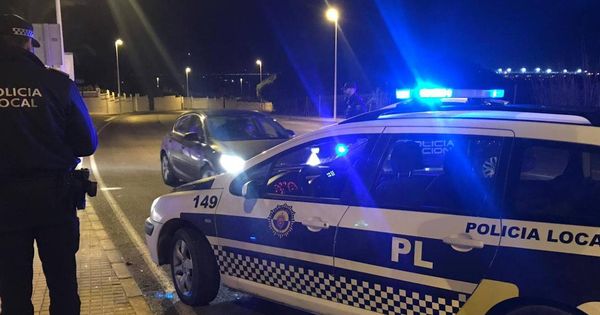 Foto: Agente junto a coche de policía en Alicante (Policía Local de Elche)