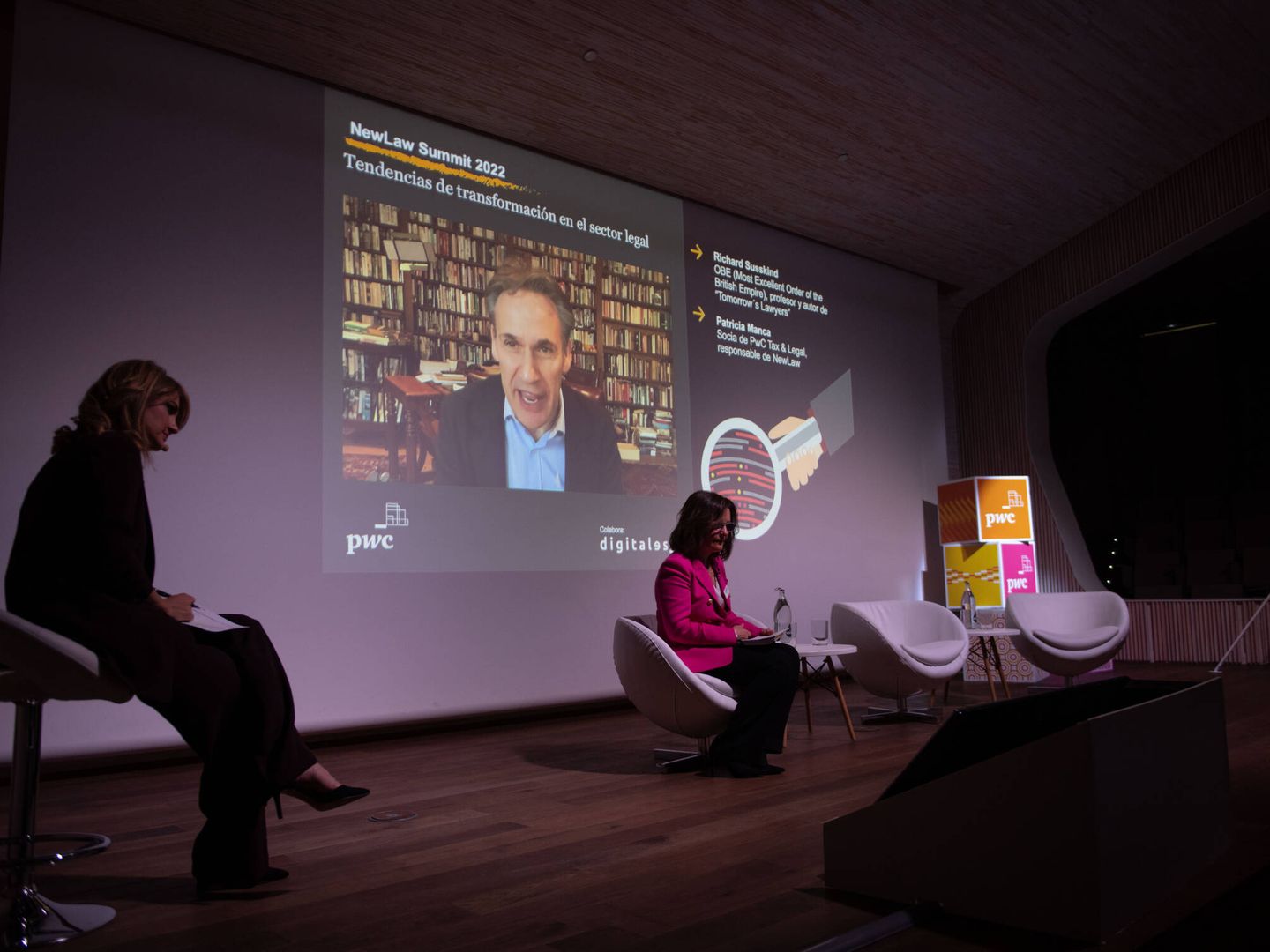 En la pantalla, Richard Susskind, profesor y autor del libro 'Tomorrow’s Lawyers'. (Carmen Castellón) 