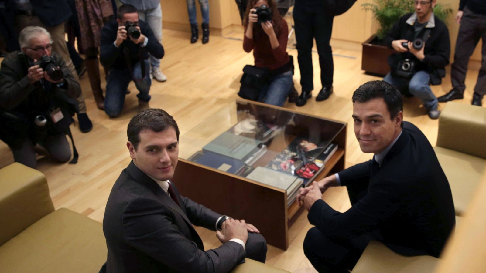 Foto: El secretario general del PSOE, Pedro Sánchez (d), y el presidente de Ciudadanos, Albert Rivera. (EFE)