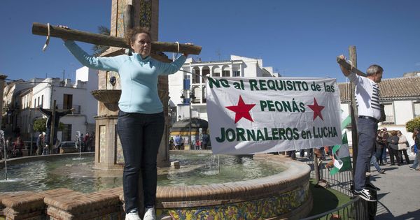 Foto: Miembros del Sindicato Andaluz de Trabajadores, en una protesta en 2015 por la eliminación de las peonadas. (EFE)
