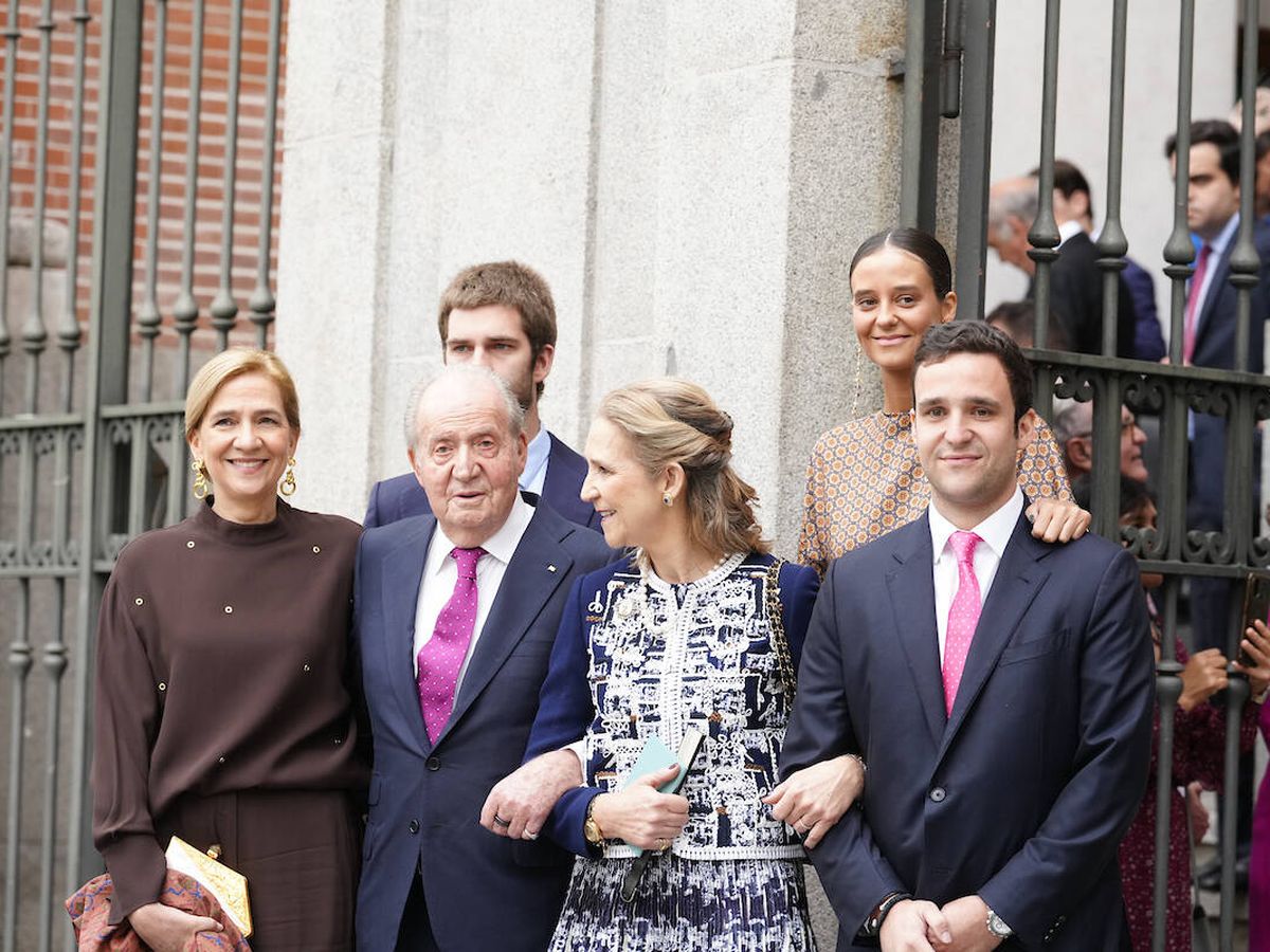 El rey Juan Carlos se reúne con sus hijas en la boda de Almeida: su foto  posando en la iglesia