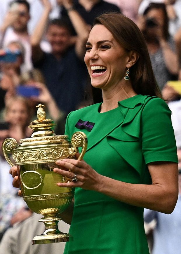 La princesa de Gales otorgó al español Carlos Alcaraz la copa de Wimbledon. (Reuters/Dylan Martinez)