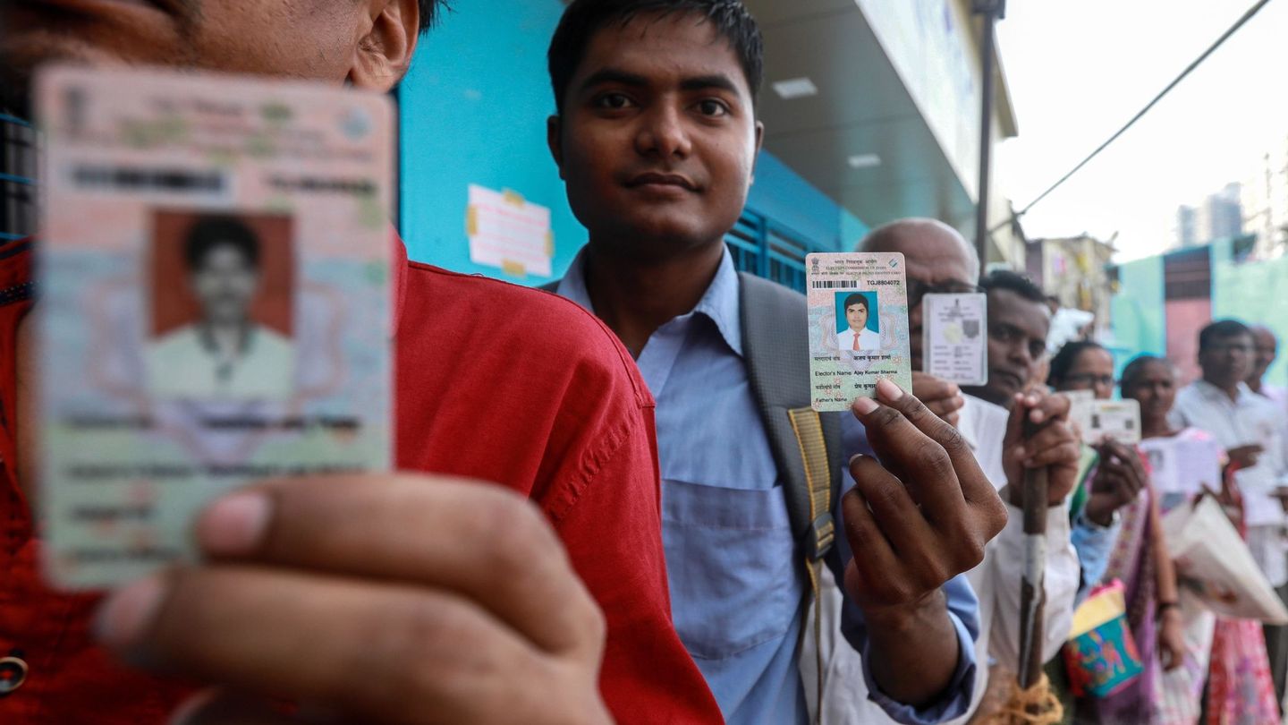 Votantes indios esperan para depositar su voto. (EFE)