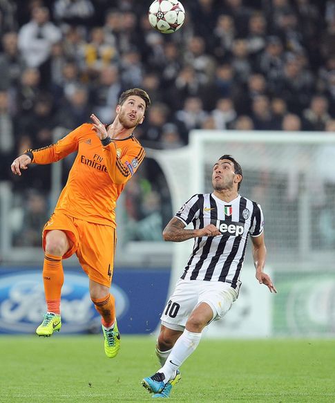 Foto: Sergio Ramos pelea un balon dividido con Tévez durante el partido Juventus-Real Madrid (EFE)