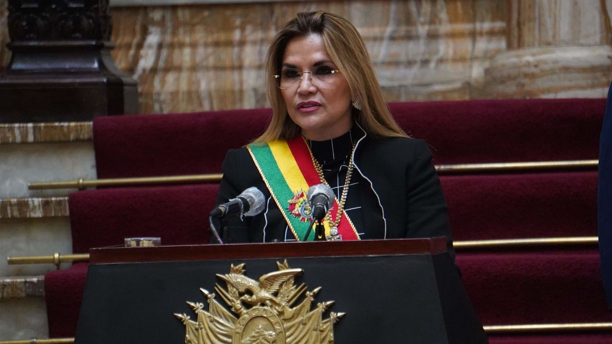Áñez renuncia a su candidatura a presidir Bolivia para evitar la "división" del voto