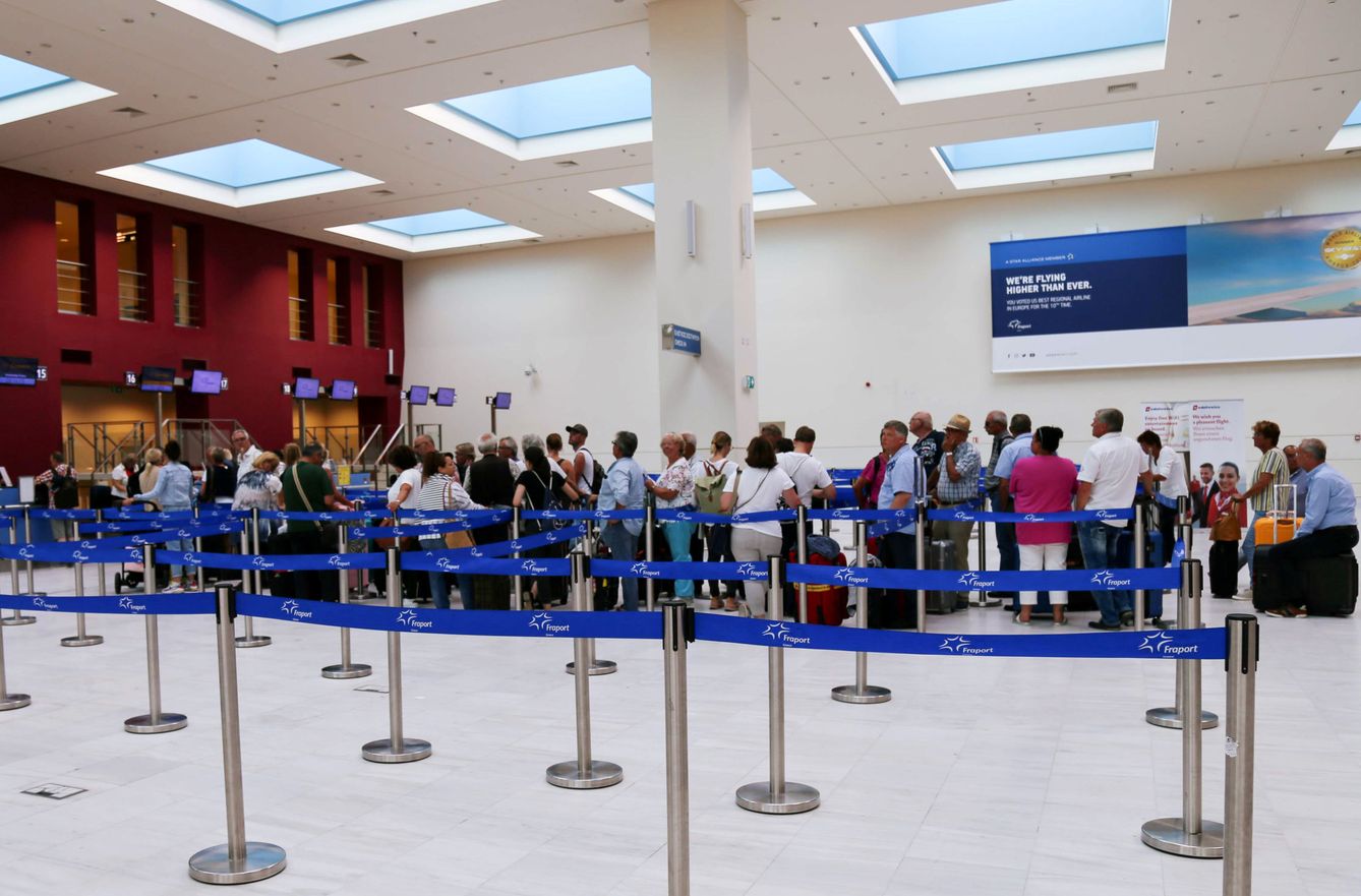 Una fila de turistas afectados por el cierre de la compañía, en el aeropuerto de la isla griega de Creta. (EFE)