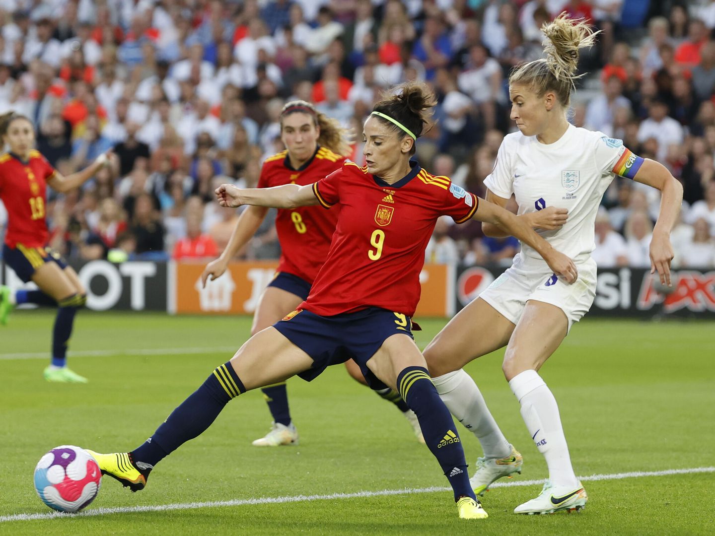 Esther González, pugnando un balón frente a Inglaterra. (EFE/Miguel Toña)