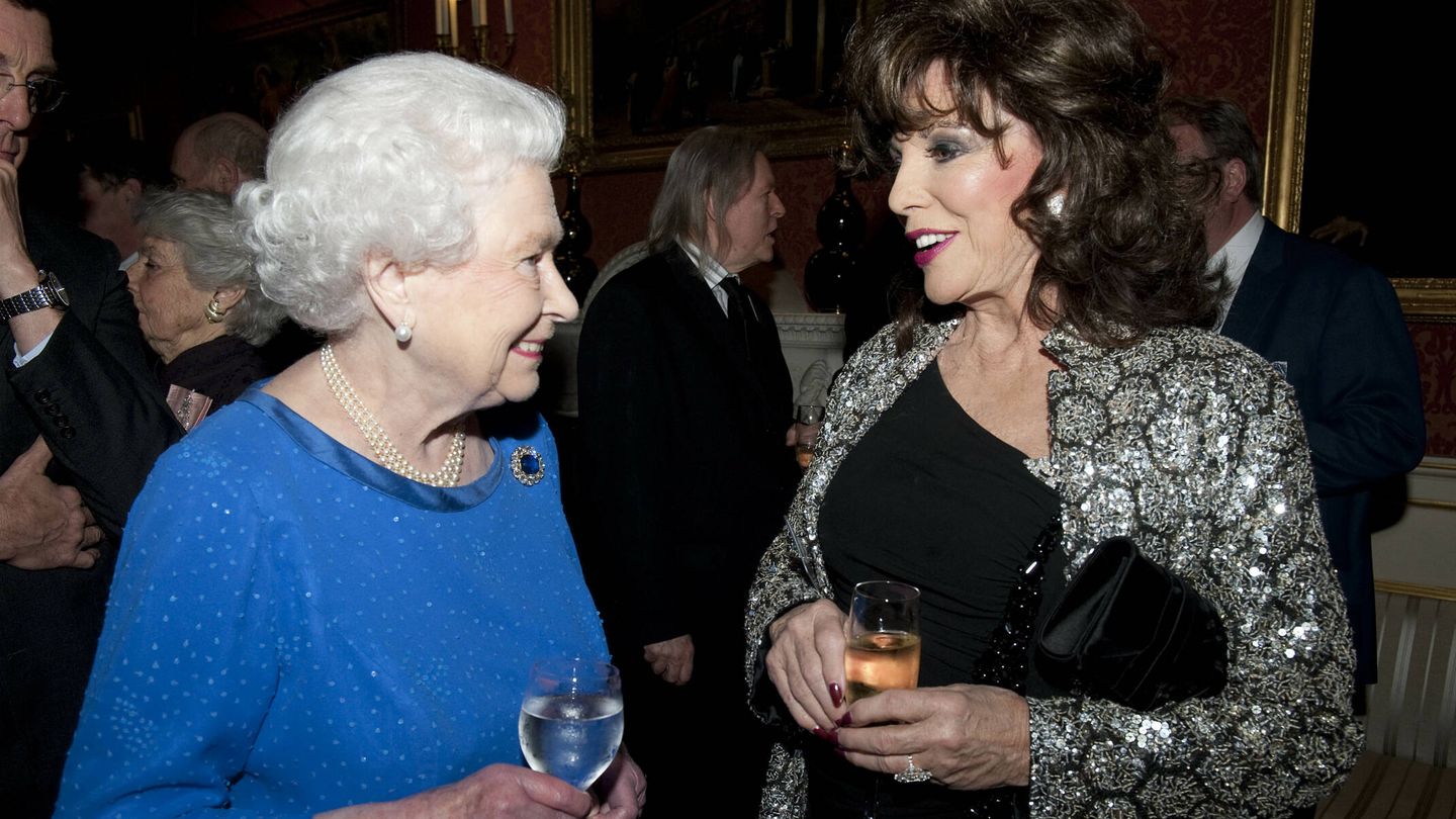 Con la reina Isabel II en una recepción en el palacio de Buckingham en 2014. (Getty)