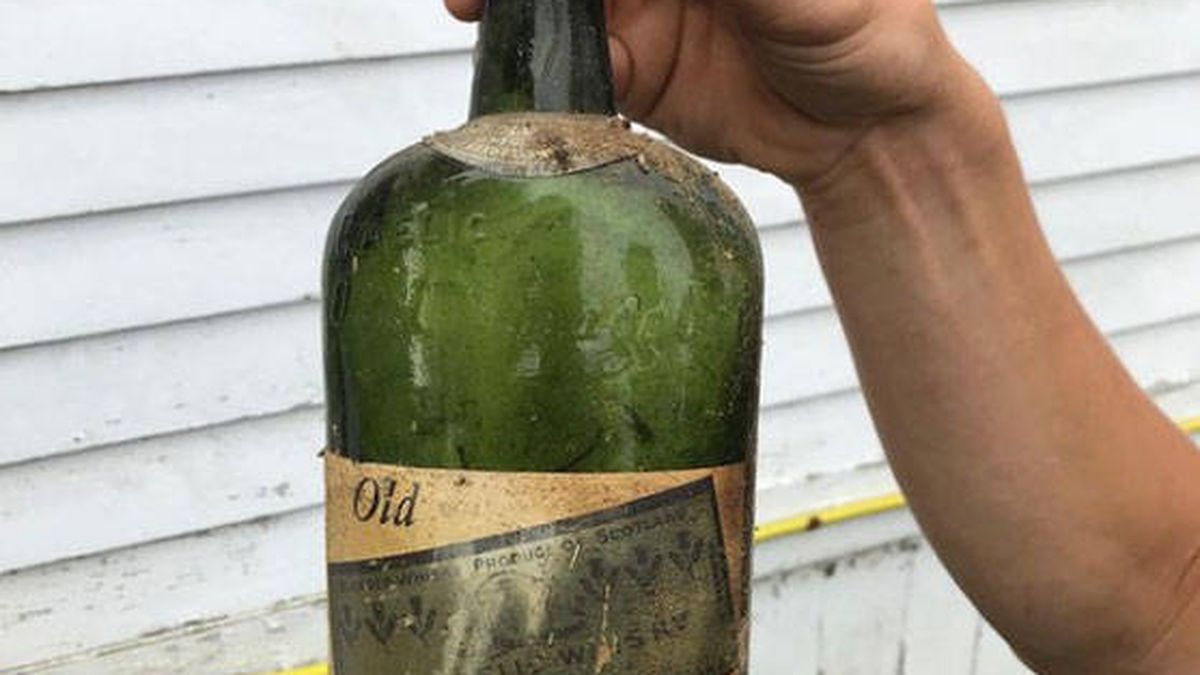 Descubren botellas de whisky escondidas en las paredes de una casa durante la Ley Seca