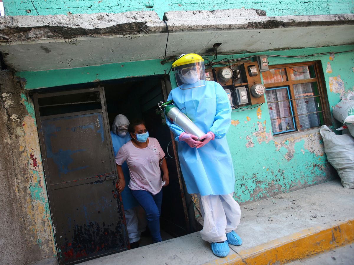 Foto: Una mujer, sospechos de coronavirus, es trasladada al hospital en Ciudad de México. (Reuters)