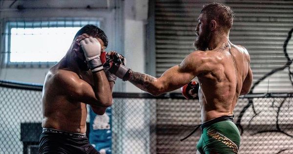 Foto: Conor McGregor entrenando para la pelea ante Khabib. (@TheNotoriousMMA)