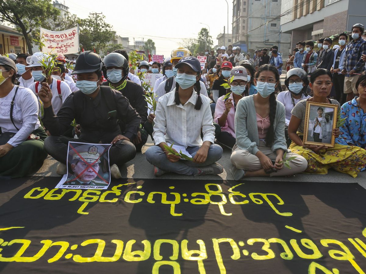 Foto: Protestas contra la junta militar en Mandalay, Birmania. (EFE)