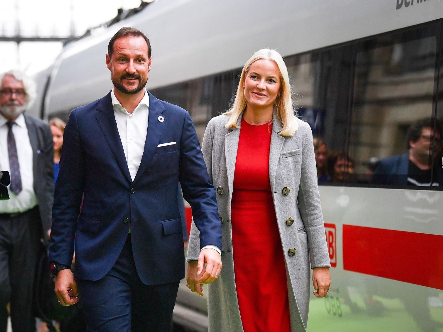 Haakon y Mette-Marit, a su llegada a Frankfurt. (EFE)