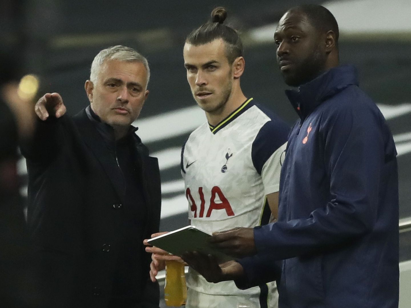 Mourinho da instrucciones a Bale antes de salir al campo. (Reuters)