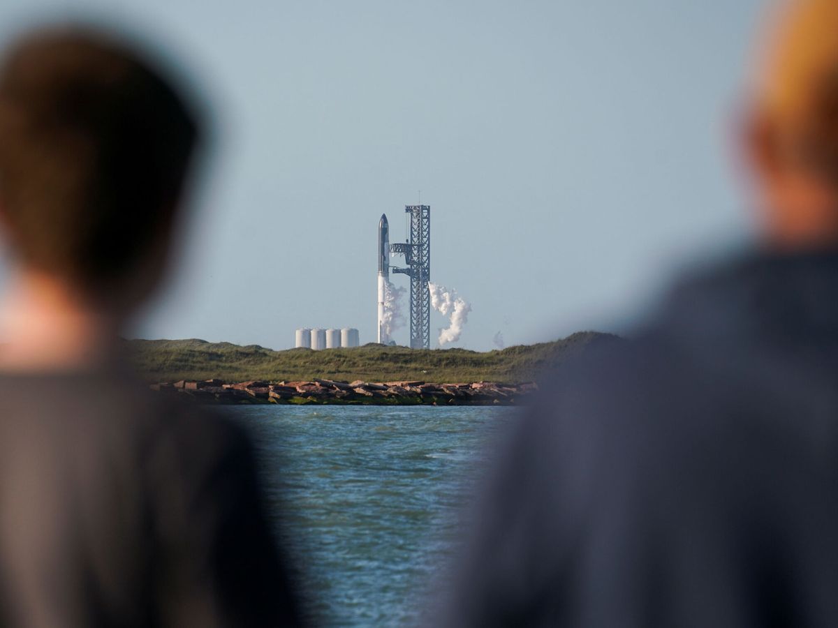Foto: Espectadores asisten al lanzamiento del SpaceX Starship, en Texas. (Reuters/Go Nakamura)