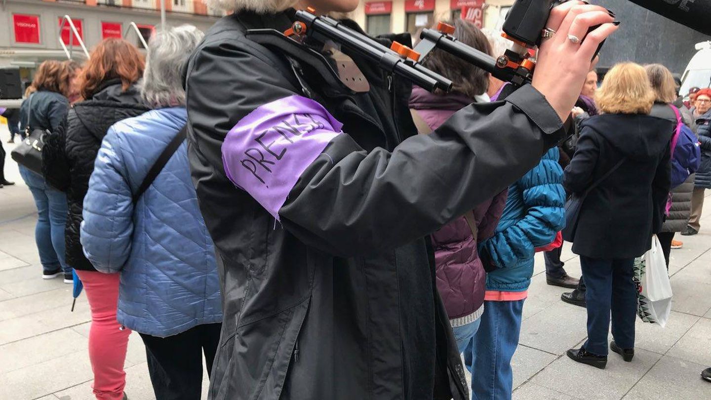 Una de las periodistas con el brazalete violeta (Foto: G. C.)