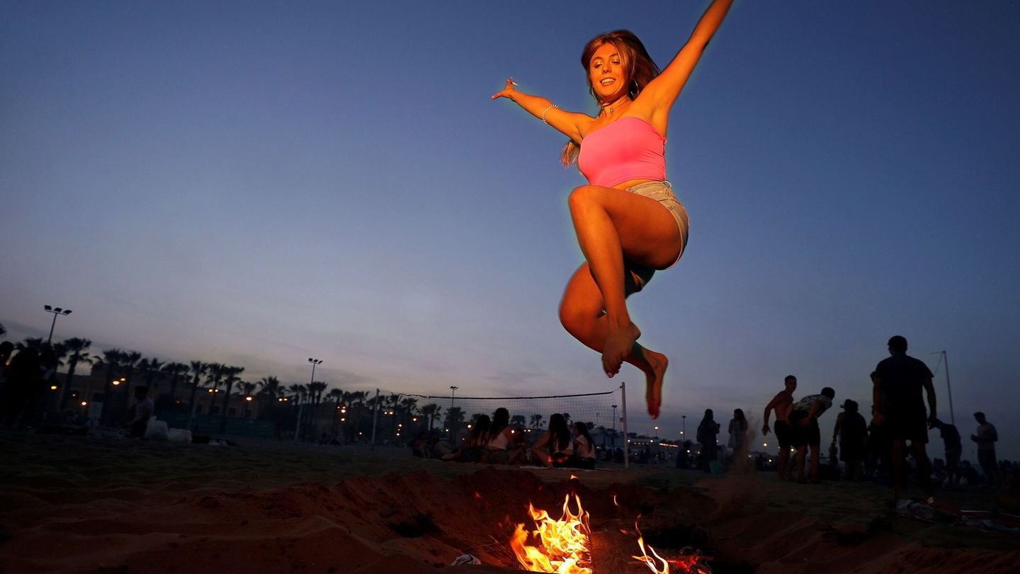 Una joven salta sobre una hoguera en Valencia. (EFE)