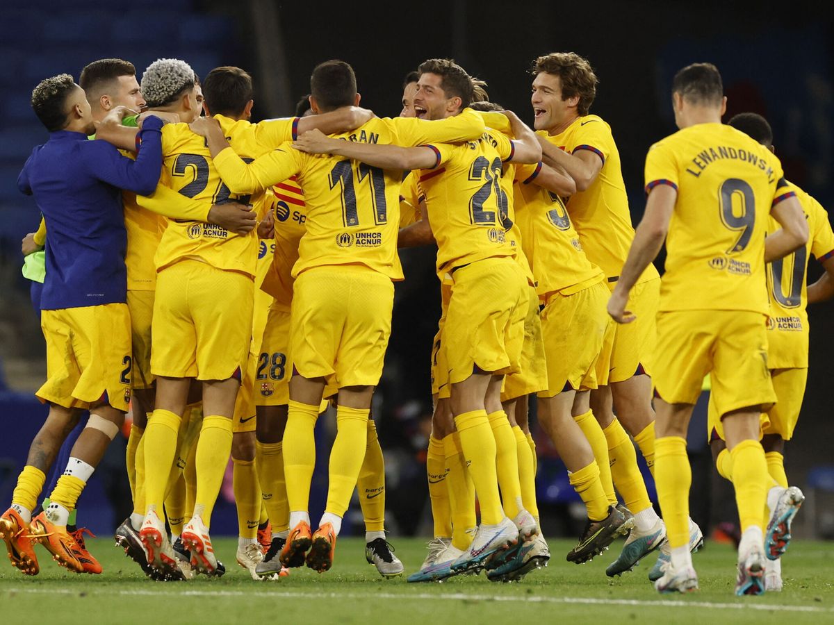 Foto: Los azulgranas celebraron el título en casa del Espanyol. (Reuters/Albert Gea)
