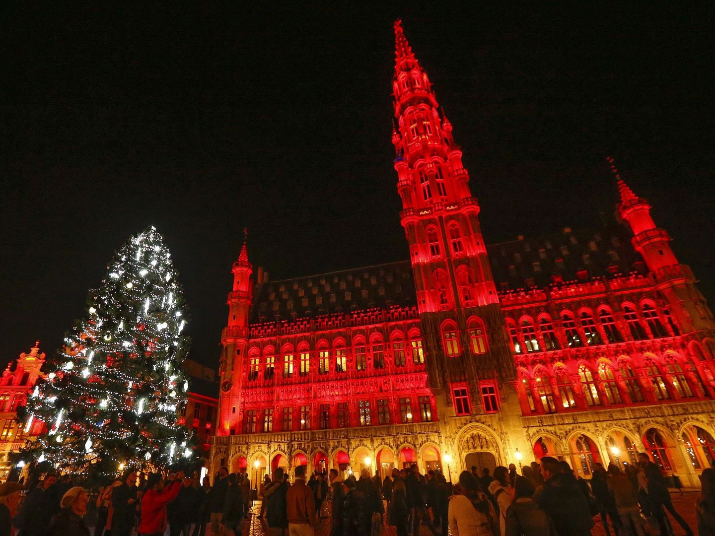 La Gran Plaza de Bruselas, en el centro de la ciudad, iluminada para celebrar la Navidad (Reuters).