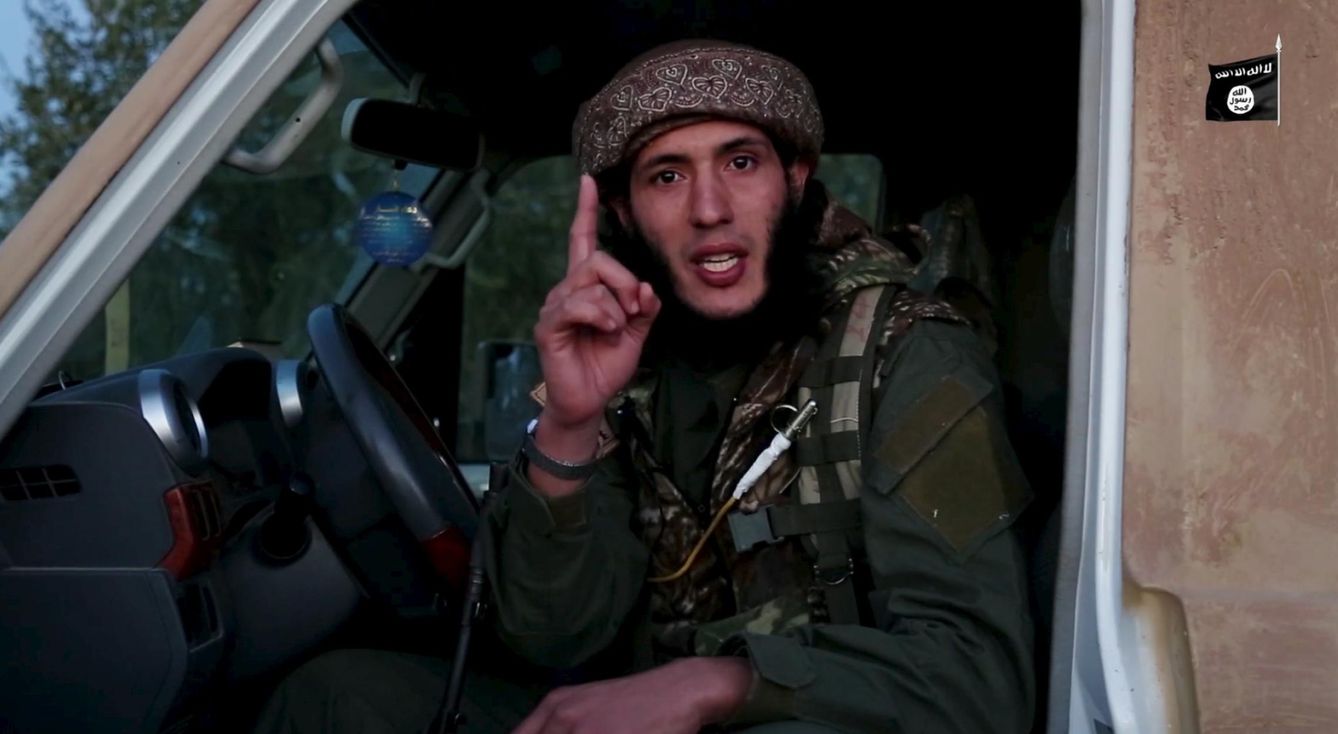Al Gharib Al Yazairi, un militante argelino del Estado Islámico, amenaza a Francia en un vídeo hecho público tras los atentados. (Reuters)