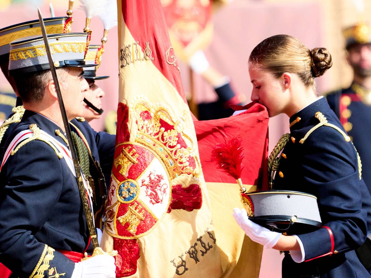 Foto: La Princesa de Asturias, besando la bandera. (LP)