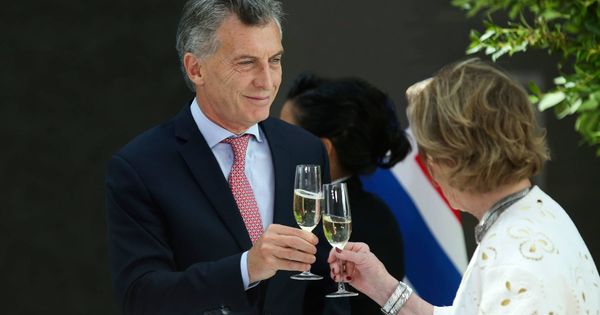 Foto: Mauricio Macri, presidente de Argentina, brindando.