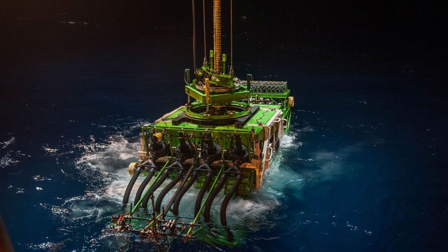 Los gigantescos robots submarinos de extracción arrasan los fondos. (Reuters/GSR Handout)