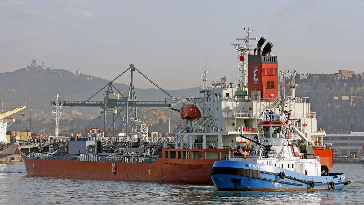 El 'Sichem Defender', con el casco pintado de rojo, llegó al puerto de Barcelona el 12 de mayo de 2008. (EFE/Alberto Estévez)