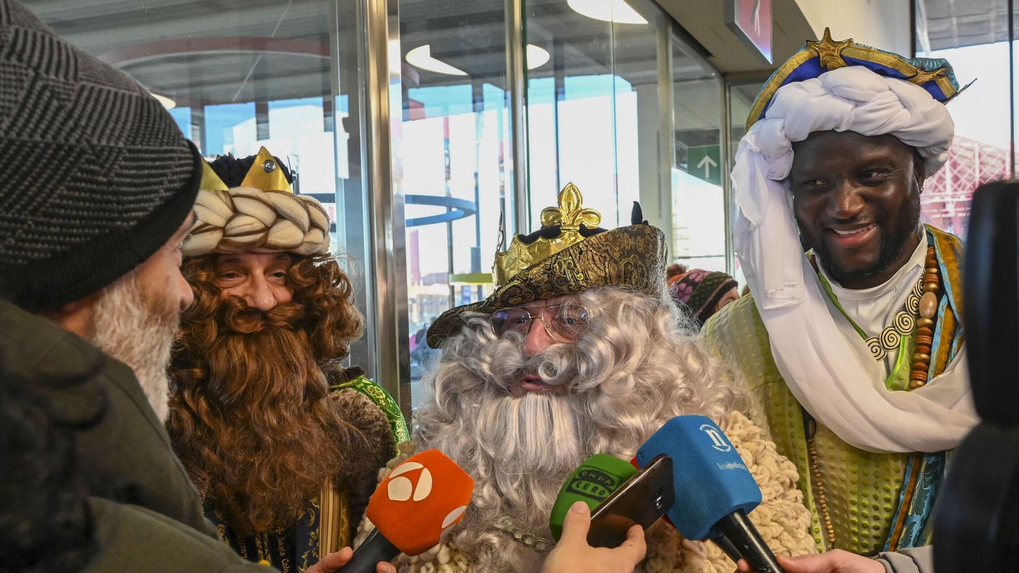 Los Reyes Magos atienden a la prensa a su llegada a la estación de ADIF de León capital este jueves. EFE J. Casares 
