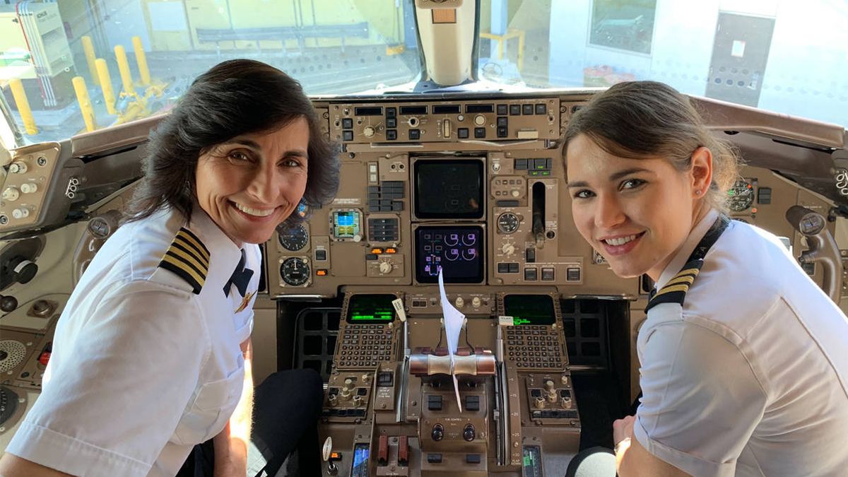 Una foto de dos pilotos de avión, madre e hija, revoluciona las redes sociales