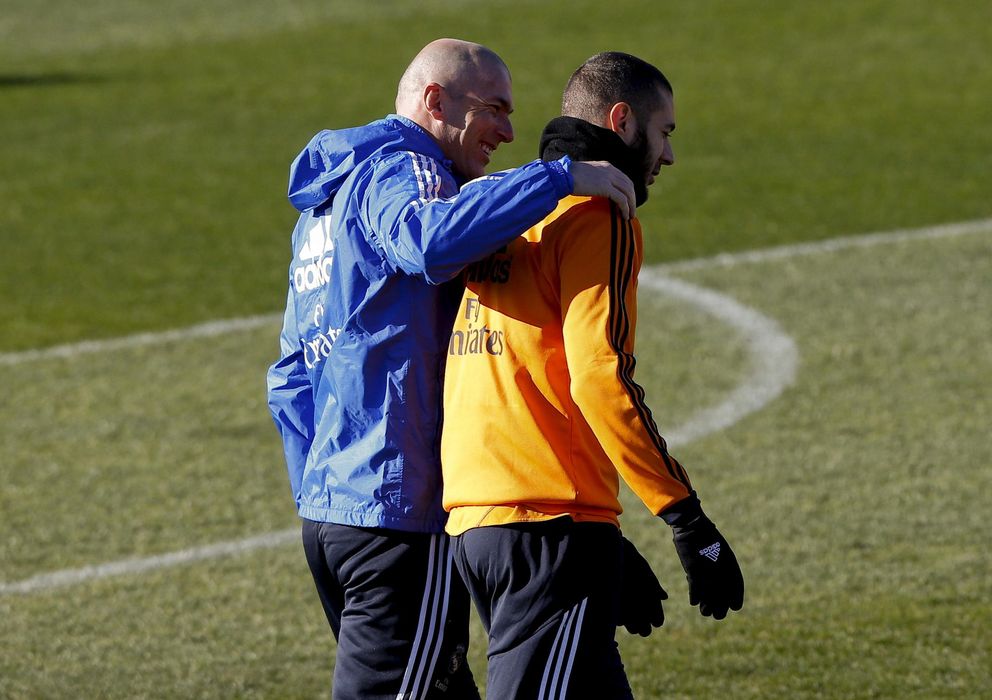 Foto: Zinedine Zidane conversa con Karim Benzema en el entrenamiento (Efe).