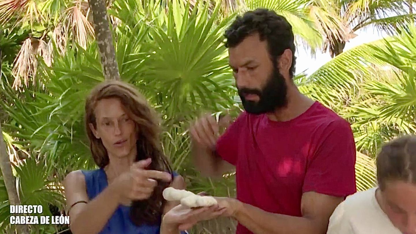 Elena anima a Jorge a enseñar su mano. (Mediaset España)